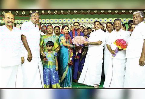 கெரகோடஅள்ளியில் அமைச்சர் கே.பி.அன்பழகன் மகன் திருமண வரவேற்பு விழா எடப்பாடி பழனிசாமி, ஓ.பன்னீர்செல்வம் நேரில் வாழ்த்து