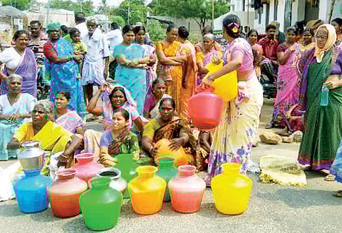 தலைவாசல் அருகே குடிநீர் கேட்டு காலிக்குடங்களுடன் பெண்கள் சாலைமறியல்