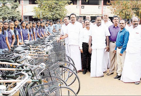 அரசு பள்ளி மாணவ-மாணவிகளுக்கு விலையில்லா சைக்கிள் அமைச்சர் எம்.ஆர்.விஜயபாஸ்கர் வழங்கினார்