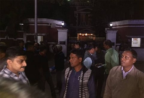 சிபிஐ அதிகாரிகள் தடுக்கப்பட்டதை அடுத்து பரபரப்பு; போலீஸ் கமிஷ்னர் வீட்டில் மம்தா திடீர் ஆலோசனை