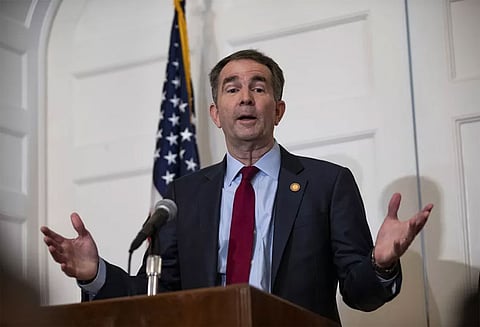 இனவெறி பிரச்சினையில் மன்னிப்பு கோரினார்: அமெரிக்க கவர்னர் பதவி விலக மறுப்பு