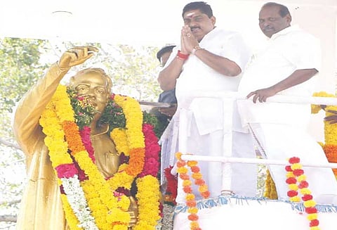 அண்ணா நினைவு தினம்: சிலைக்கு மாலை அணிவித்து தலைவர்கள் மரியாதை