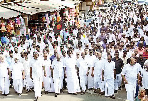 தஞ்சையில், நினைவு நாளையொட்டி அண்ணாசிலைக்கு அ.தி.மு.க., தி.மு.க., அ.ம.மு.க.வினர் மாலை அணிவிப்பு