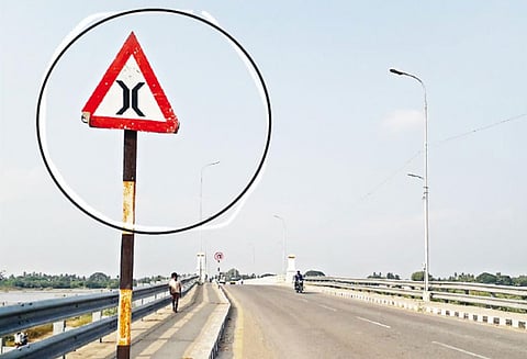 திருக்காட்டுப்பள்ளி அருகே, காவிரி ஆற்றுப்பாலத்தில் குழப்பத்தை ஏற்படுத்தும் குறியீடு அதிகாரிகள் கவனிப்பார்களா?