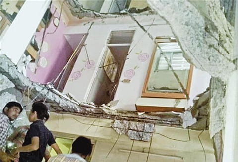 கட்டிடம் இடிந்து விழுந்து சிறுமி உள்பட 3 பேர் பலி உல்லாஸ்நகரில் சோகம்