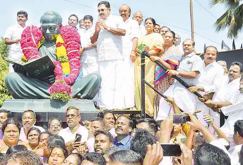 நினைவு நாளையொட்டி அண்ணா சிலைக்கு அரசியல் கட்சியினர் மாலை அணிவித்து மரியாதை