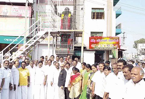 தர்மபுரியில் அண்ணா நினைவு நாள் அனுசரிப்பு சிலைக்கு மாலை அணிவித்து அஞ்சலி