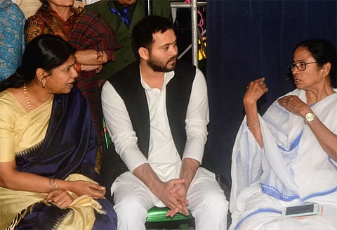 மத்திய அரசுக்கு எதிராக மம்தா பானர்ஜி தர்ணா - நேரில் சந்தித்து கனிமொழி ஆதரவு