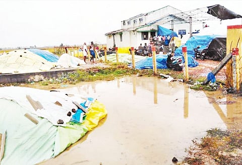 திருத்துறைப்பூண்டியில் ‘திடீர்’ மழை: கொள்முதல் நிலையத்தில் 2 ஆயிரம் நெல் மூட்டைகள் நாசம்