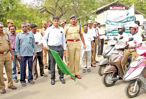 தூத்துக்குடியில் சாலை பாதுகாப்பு விழிப்புணர்வு மோட்டார் சைக்கிள் பேரணி - கலெக்டர் சந்தீப் நந்தூரி தொடங்கி வைத்தார்