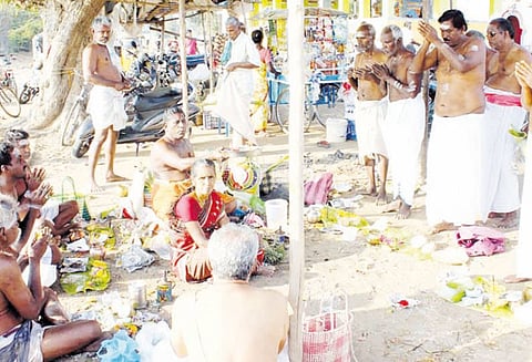 தை அமாவாசையையொட்டி கடம்பந்துறை ஆற்றங்கரையில் குவிந்த பொதுமக்கள் முன்னோர்களுக்கு தர்ப்பணம் கொடுத்து வழிபாடு