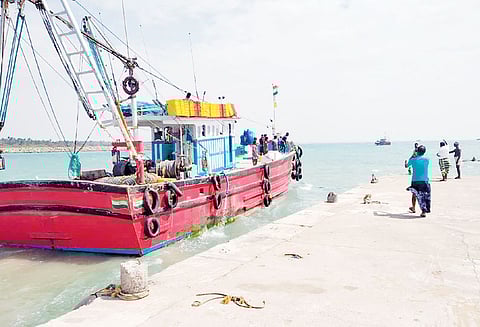 கன்னியாகுமரி கடலில் கரை ஒதுங்கிய வெளிமாநில படகுகள் போலீசார் விசாரணை