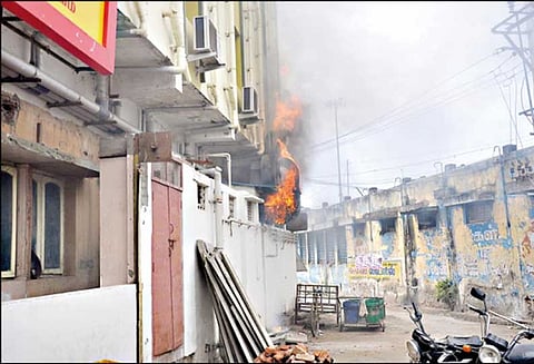 பழனி பஸ்நிலையம் அருகே ஓட்டலில் தீ விபத்து