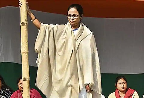 ஆயுதங்களாலும், பசு பாதுகாவலர்களாலும் தேசத்தை வழிநடத்த முடியாது -மம்தா பானர்ஜி தாக்கு