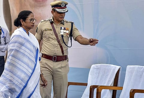 ஆளுங்கட்சிக்காக தொலைபேசி பேச்சுகள் ஒட்டு கேட்பு; ராஜீவ் மீது புகார் கூறியவர் பானர்ஜி என தகவல்