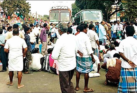 உளுந்துக்கு கூடுதல் விலை கேட்டு விவசாயிகள் சாலை மறியல் -உளுந்தூர்பேட்டையில் பரபரப்பு