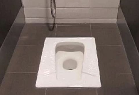 பள்ளிப்பட்டு தாலுகா அலுவலகத்தில் கட்டி முடித்து பல ஆண்டுகளாகியும் பயன்பாட்டுக்கு வராத கழிவறை