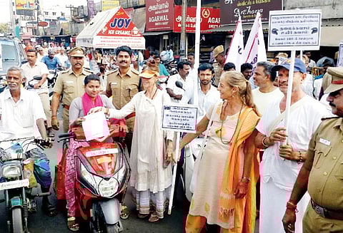 திருவண்ணாமலையில் சாலைபாதுகாப்பு குறித்து வெளிநாட்டு பயணிகள் துண்டுப்பிரசுரம் வினியோகம் - மாவட்ட போலீஸ் சூப்பிரண்டு பங்கேற்பு