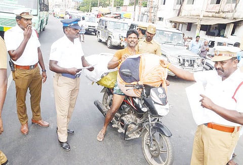 கரூரில் விபத்து தடுப்பு விழிப்புணர்வு புகைப்பட கண்காட்சி திறப்பு ஹெல்மெட் அணியாதவர்களுக்கு போலீசார் எச்சரிக்கை