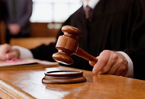 கத்தியை காட்டி மிரட்டி பணம் பறித்த வழக்கில் 2 வாலிபர்களுக்கு தலா 7 ஆண்டு ஜெயில் - வேலூர் கோர்ட்டு தீர்ப்பு