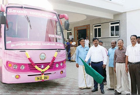சேலத்தில், ரூ.5 லட்சத்தில் மகளிருக்கான நடமாடும் கழிவறை வாகனம் - மாநகராட்சி ஆணையாளர் தொடங்கி வைத்தார்