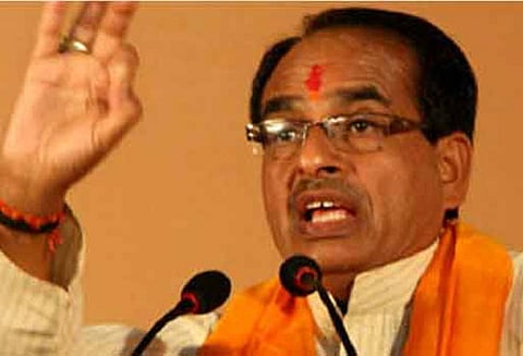 யோகியை அடுத்து சிவராஜ் சிங் சவுகான் ஹெலிகாப்டர் தரையிறங்க அனுமதி மறுப்பு; பா.ஜனதா கண்டனம்