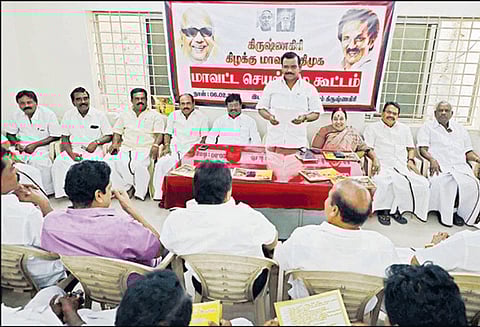 கிருஷ்ணகிரிக்கு, 24-ந் தேதி வரும் மு.க.ஸ்டாலினுக்கு மாவட்ட எல்லையில் உற்சாக வரவேற்பு தி.மு.க. செயற்குழு கூட்டத்தில் தீர்மானம்