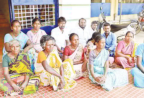 மாடு வாங்க கடன் வழங்குவதில் பாரபட்சம்: தஞ்சை வட்டார வளர்ச்சி அலுவலகத்தை பொதுமக்கள் முற்றுகை