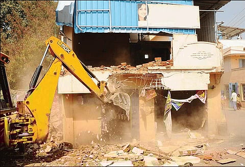 பூலாம்பட்டியில் ஆக்கிரமிப்பு வீடு, கடைகள் அகற்றம்