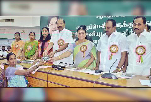 நாமக்கல்லில் 1,956 ஏழை பெண்களுக்கு தாலிக்கு தங்கம் அமைச்சர்கள் தங்கமணி, சரோஜா வழங்கினர்