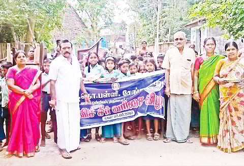 அரசு பள்ளி மாணவர்களுக்கு கல்வி சீர்வரிசை பொருட்கள் வழங்கும் நிகழ்ச்சி