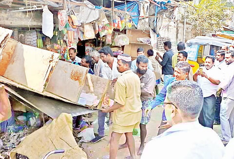 தஞ்சை பழைய பஸ் நிலையத்தில் ஆக்கிரமிப்புகள் அகற்றம்: மாநகராட்சி அதிகாரிகள்-வியாபாரிகள் மோதல்