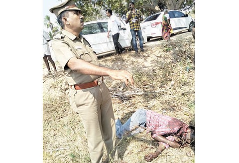 பணத்தகராறில் தொழில் அதிபர்- மகன் வெட்டிக்கொலை அ.தி.மு.க. பிரமுகர் உள்பட 10 பேருக்கு போலீசார் வலைவீச்சு
