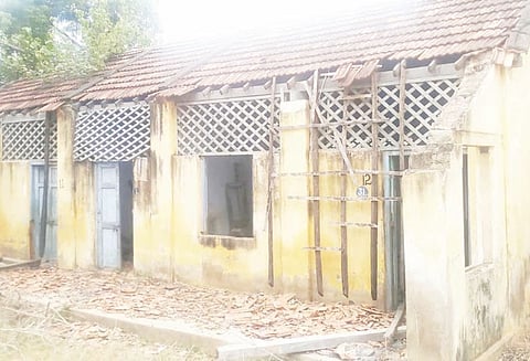 அறந்தாங்கி அருகே சமூக விரோதிகளின் கூடாரமாக மாறிய சேதமடைந்த பள்ளி கட்டிடம்