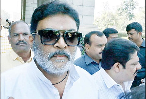 கணேஷ் தாக்கியதில் காயமடைந்து சிகிச்சை பெற்றவர்: சட்டசபைக்கு வருகைதந்த ஆனந்த்சிங் - எம்.எல்.ஏ.க்கள் நலம் விசாரித்தனர்