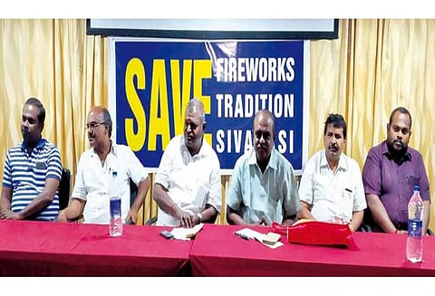 பட்டாசு தொழிலை காப்பாற்றக்கோரி தொடர் போராட்டம் சிவகாசியில் நடந்த கூட்டத்தில் தீர்மானம்