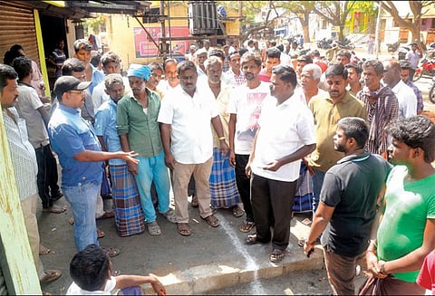 திருப்பூர் ராயபுரம் பகுதியில் சாலையோர ஆக்கிரமிப்புகளை அகற்ற பொதுமக்கள் எதிர்ப்பு