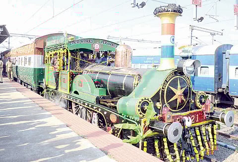 நாகர்கோவிலில் இருந்து கன்னியாகுமரிக்கு நீராவி என்ஜின் ரெயில் இயக்கப்பட்டது வெளிநாட்டு பயணிகள் உற்சாக பயணம்