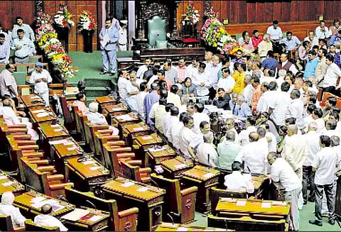 குமாரசாமி பதவி விலக கோரி பா.ஜனதா கடும் அமளி: கர்நாடக சட்டசபை நாள் முழுவதும் முடங்கியது - இன்று பட்ஜெட் தாக்கல்