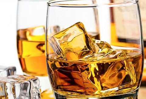 உத்தரபிரதேசத்தில் விஷ சாராயத்துக்கு 21 பேர் பலி - உத்தரகாண்டிலும் 11 பேர் சாவு