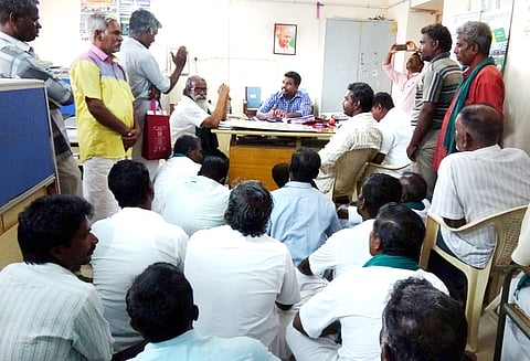 கரும்பு நிலுவை தொகை வழங்கக்கோரி விருத்தாசலம் சப்-கலெக்டர் அலுவலகத்தில் விவசாயிகள் தர்ணா