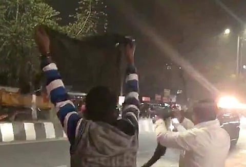 அசாம் சென்ற பிரதமர் மோடிக்கு எதிராக கருப்புக்கொடி காட்டி போராட்டம்