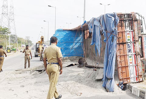 சாலையில் கவிழ்ந்த லாரி டிரைவர் படுகாயம்