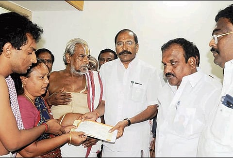நாமக்கல் ஆஞ்சநேயர் கோவிலில் தவறி விழுந்து இறந்த அர்ச்சகரின் குடும்பத்திற்கு ரூ.5 லட்சம் நிவாரண நிதி அமைச்சர் தங்கமணி வழங்கினார்