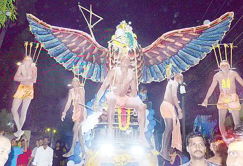 குமரி மாவட்டத்தில் இருந்து திருச்செந்தூருக்கு காவடி ஊர்வலம்