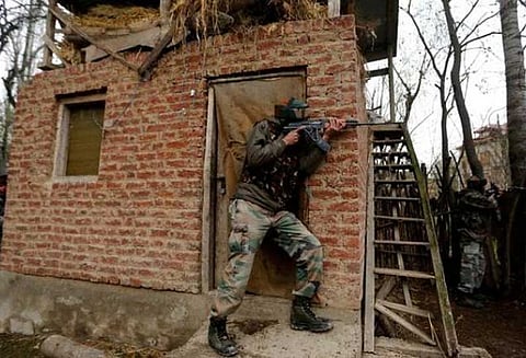 உரி பகுதியில் சந்தேக நபர்கள் நடமாட்டம்: பாதுகாப்பு படையினர் துப்பாக்கிச்சூடு