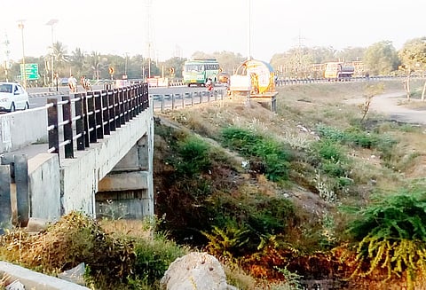 பழைய சென்னை-திருச்சி சாலையில் சமயபுரம் பகுதி நான்கு வழி அணுகு சாலையாக மாறுகிறது