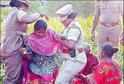 மயானத்திற்கு தனியார் நிலம் வழியாக பாதை அமைக்க எதிர்ப்பு: பொக்லைன் முன்பு அமர்ந்து போராட்டம் நடத்திய 4 பெண்கள் கைது சேலம் அருகே பரபரப்பு