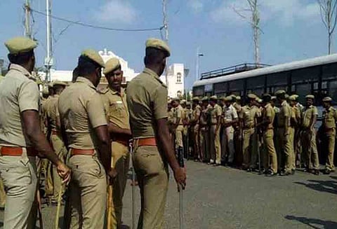 திருவேங்கடம் அருகே கோவிலில் வழிபாடு செய்வதில் பிரச்சினை; போலீஸ் குவிப்பு