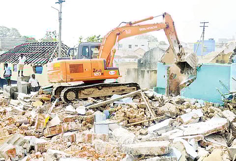 தஞ்சையில், அகழியில் கட்டப்பட்டிருந்த வீடுகளை இடிக்கும் பணி மீண்டும் தொடங்கியது